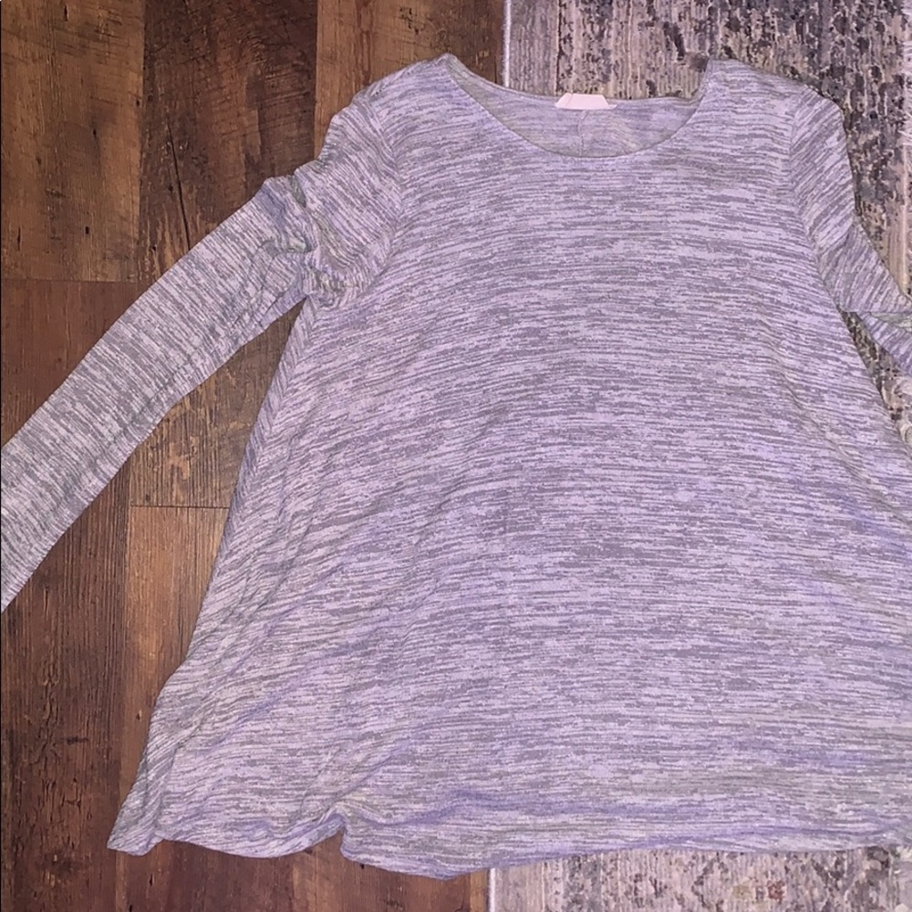 Adorable mixed grey top!